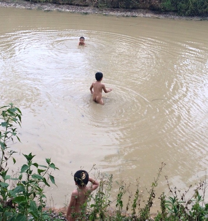 Tình trạng trẻ em tắm ao hồ thiếu người trông nom dẫn đến chết đuối đang ở mức báo động. 