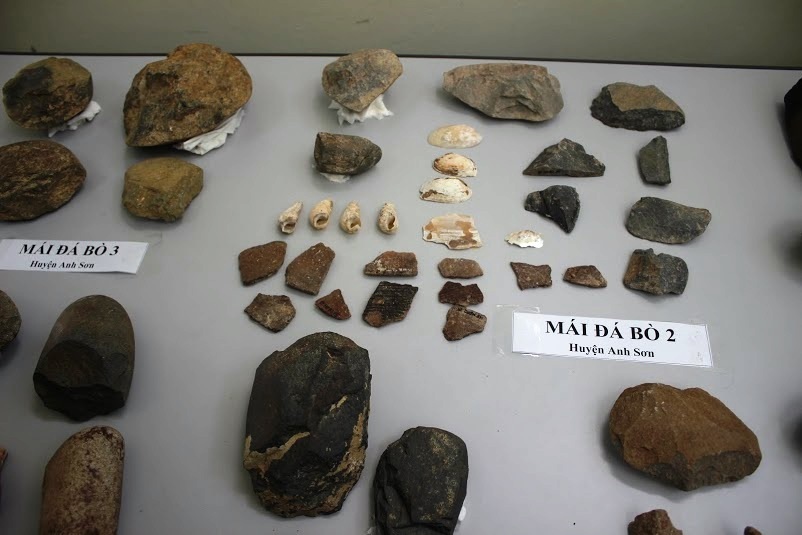 Một số hiện vật phát hiện tại các hang động ở Nghệ An.