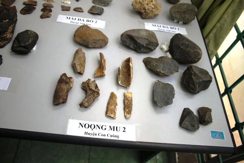 Một số hiện vật phát hiện tại các hang động ở Nghệ An.