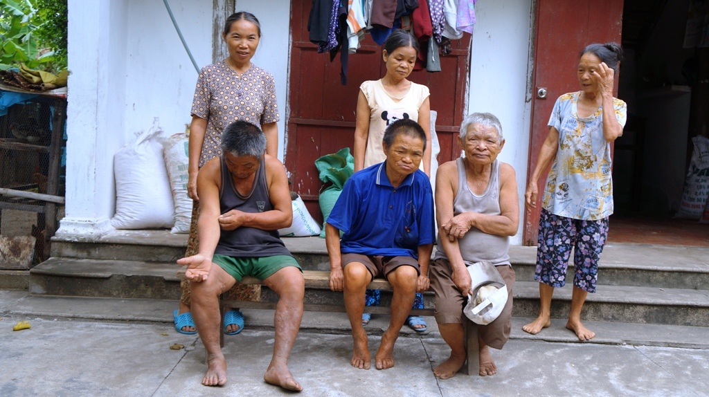 Cả gia đình nhà chồng ai cũng ốm đau, bệnh tật cứ ngẩn ngẩn, ngơ ngơ...