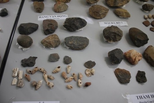 Một số hiện vật phát hiện tại các hang động ở Nghệ An.