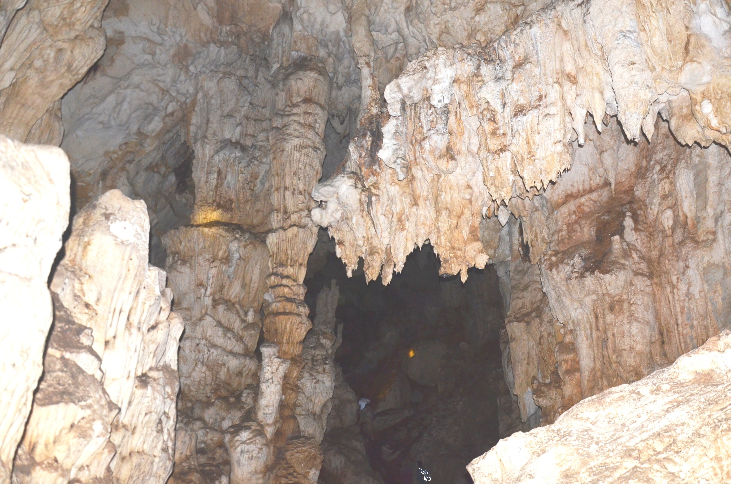  Một số hang động có giá trị về mặt danh thắng.