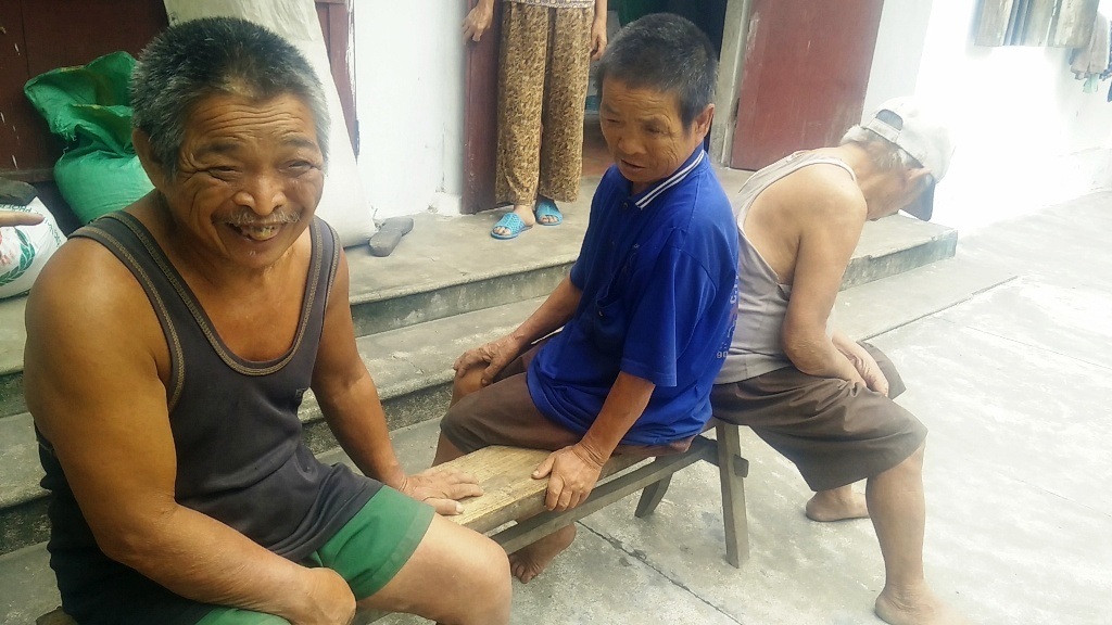 “Nhiều người khuyên tôi thà mang tiếng ế, còn hơn đi làm dâu mà khổ vậy ” - 10 Hoặc chỉ biết cười khi thấy khách.