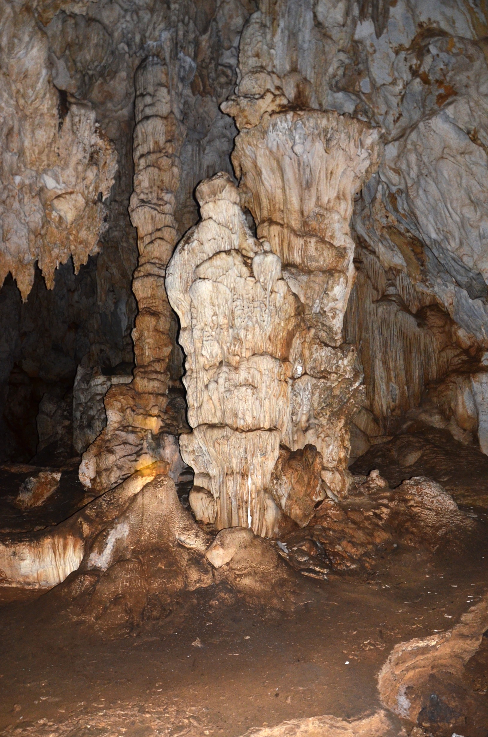  Một số hang động có giá trị về mặt danh thắng.