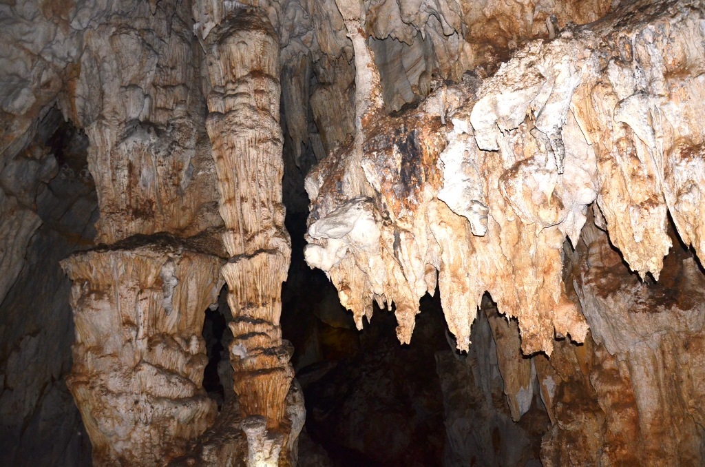  Một số hang động có giá trị về mặt danh thắng.