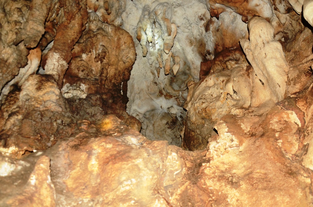  Một số hang động có giá trị về mặt danh thắng.