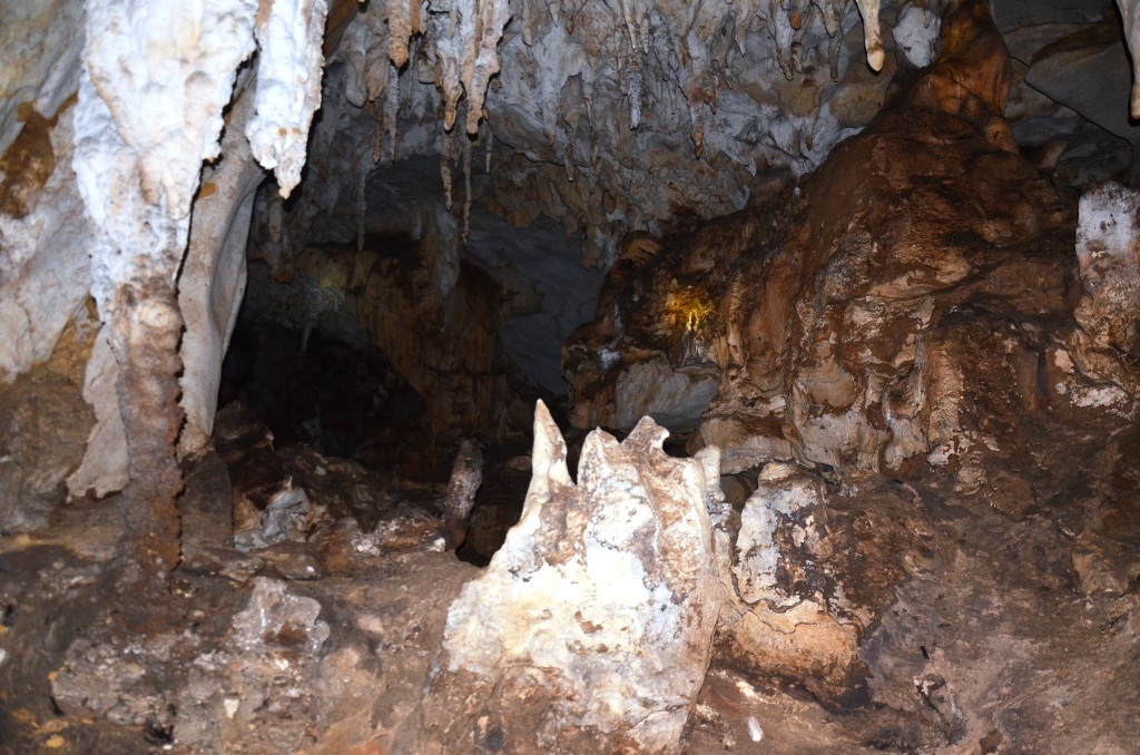  Một số hang động có giá trị về mặt danh thắng.