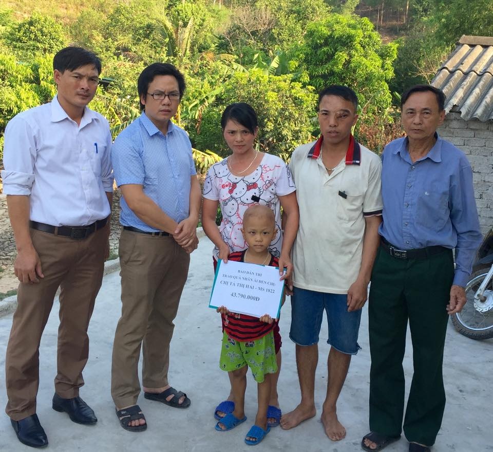 PV Dân trí cùng chính quyền xã Nghi Công Bắc trao quà tới cháu Hải Đăng.
