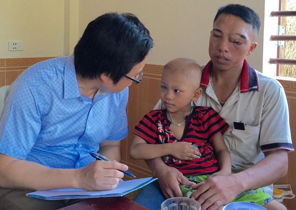 PV Dân trí cùng chính quyền xã Nghi Công Bắc trao quà tới cháu Hải Đăng.