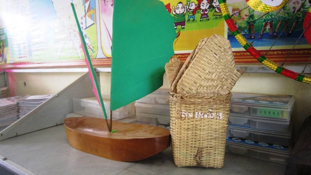 Vật dụng được trưng bày tại các góc học tập của dự án trường tiểu học VNEN.