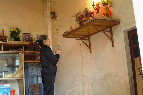 Bà đã quyết định xin nhà chồng cho đưa ảnh chồng về nhà mình để thờ phụng.