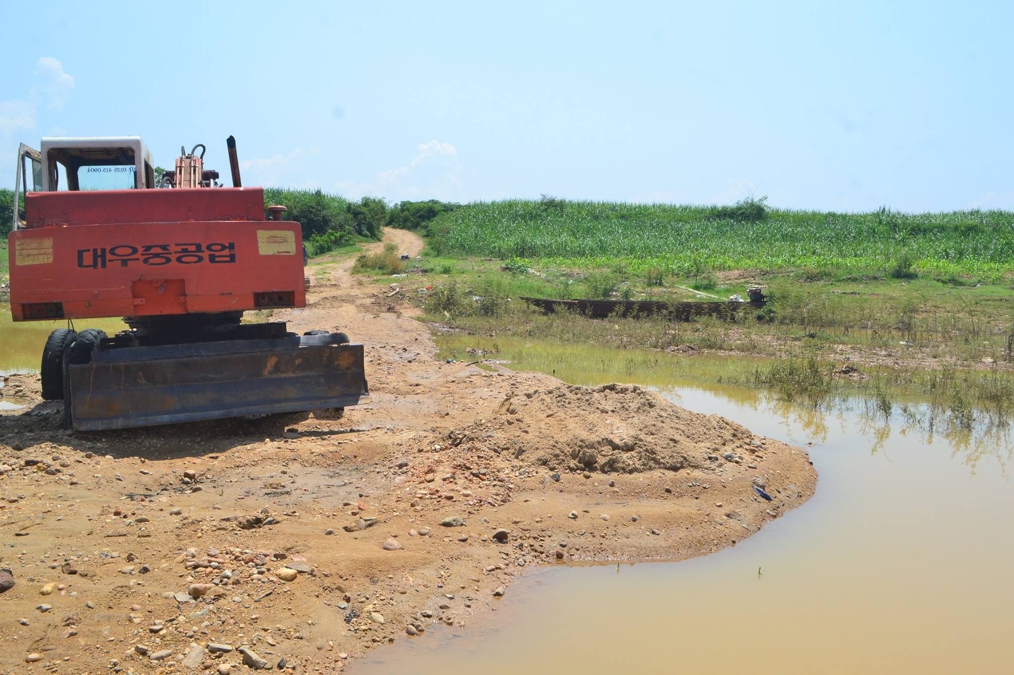 Chiếc máy múc được kéo lên từ khu vực khơi thông luồng.