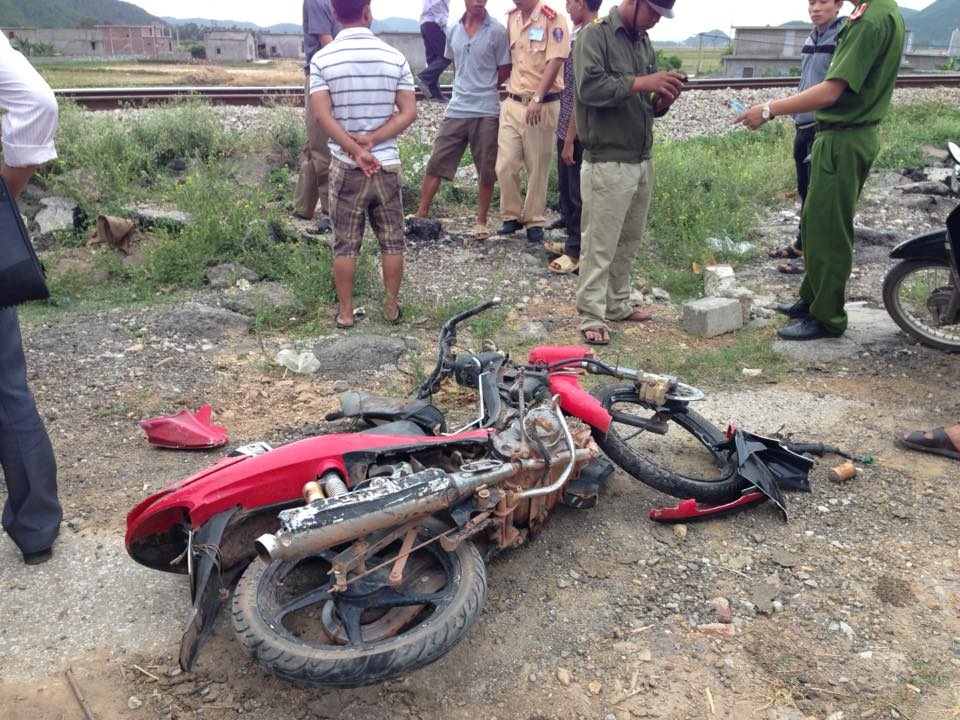 Chiếc xe máy nạn nhân bị tàu đâm nát.