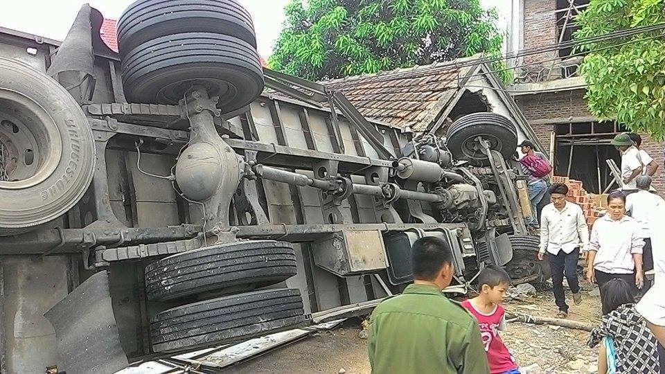 Suýt chết trong giấc ngủ trưa vì bị xe tải đâm sập nhà - 3 Vụ tai nạn xe tải đâm vào nhà dân vào sáng sớm 17/7, tại địa bàn xã Diễn Thịnh.