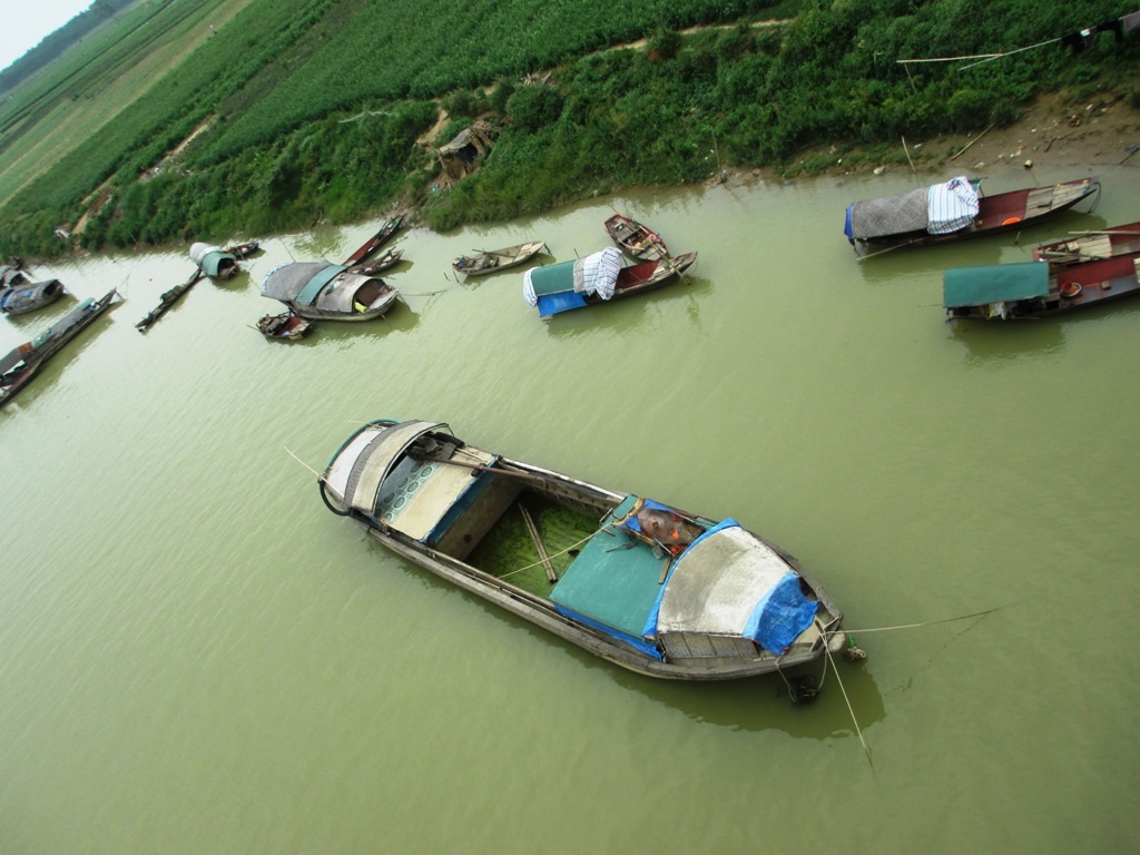 Cả ngày ngâm mình dưới lòng sông cũng chỉ thu về được hai, ba chục ngàn đồng.