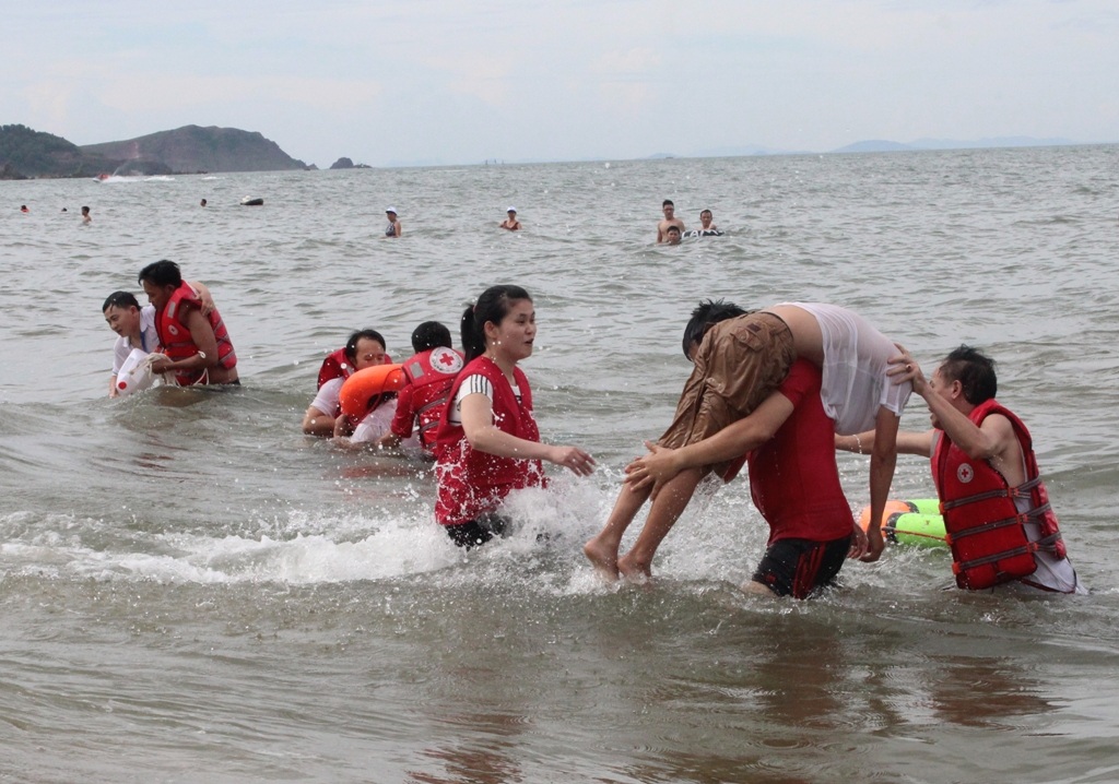Lực lượng cứu hộ tìm kiếm, ứng cứu nạn nhân không may gặp nạn trên đường vào bờ trú ẩn do mưa bão.