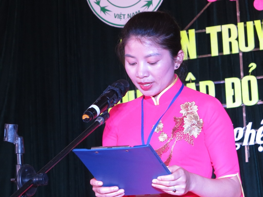 Bà Nguyễn Lương Hồ - Chủ tịch Hội chữ thập đỏ Nghệ An phát biểu tại buổi thi.