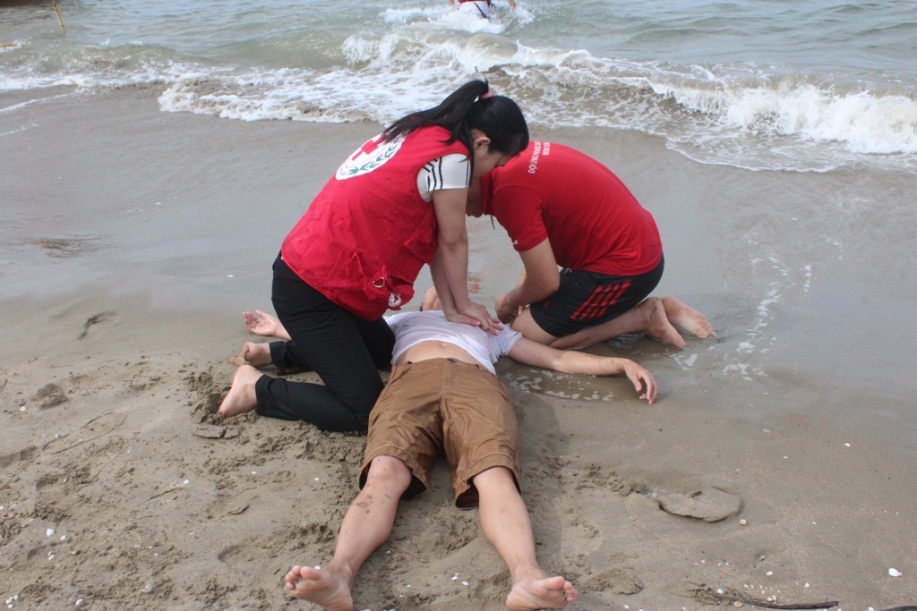 Ngay sau khi đưa được nạn nhân lên bờ đội cứu hộ thực hiện sơ cứu tại chỗ cho nạn nhân.