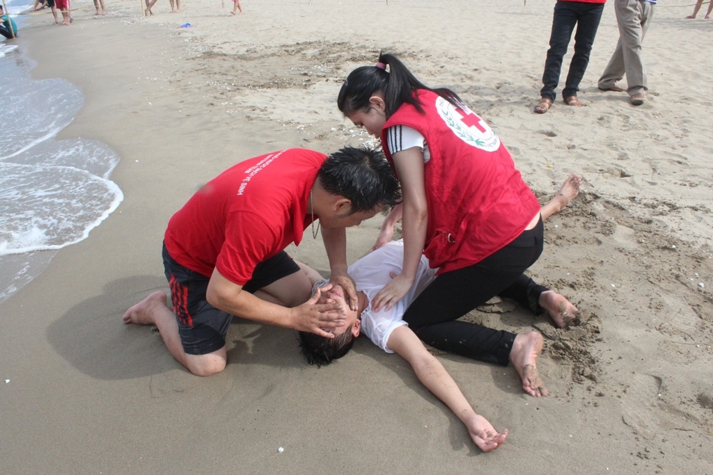 Ngay sau khi đưa được nạn nhân lên bờ đội cứu hộ thực hiện sơ cứu tại chỗ cho nạn nhân.