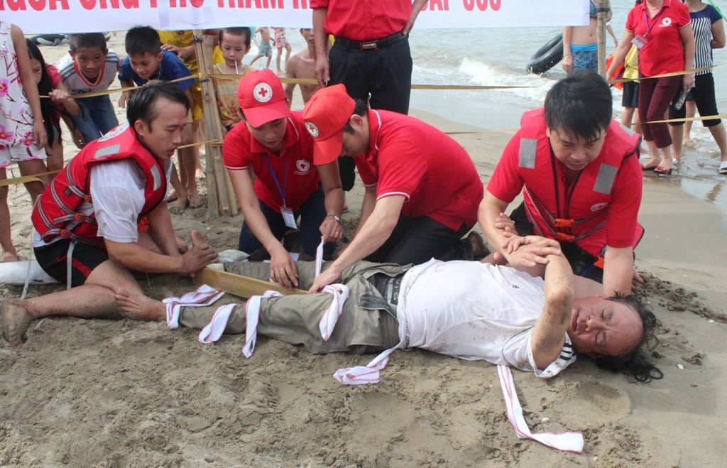 Nạn nhân sau đó được băng bó cố định vết thương.