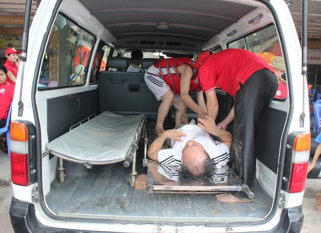Sau đó nạn nhân được vận chuyển bằng xe cấp cứu đến cơ sở y tế.