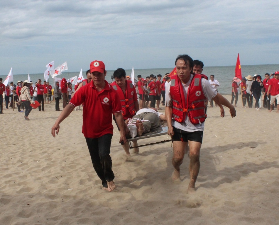 Sau đó nạn nhân được vận chuyển bằng xe cấp cứu đến cơ sở y tế.