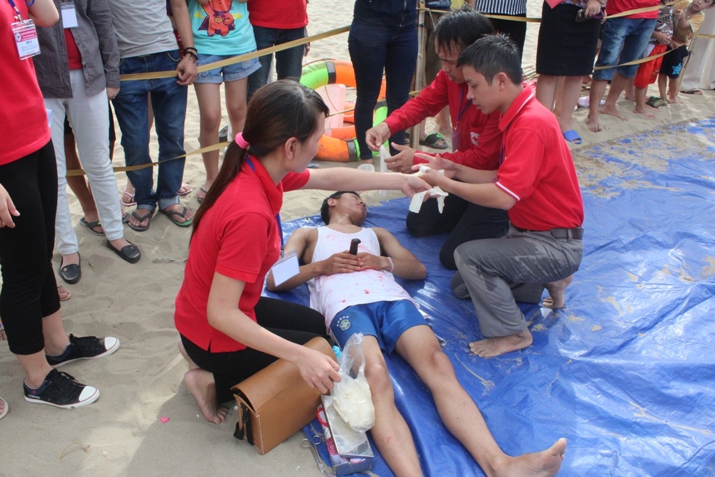 Một tình huống khác được đặt ra, một người bị thương do dao đâm vào bụng.