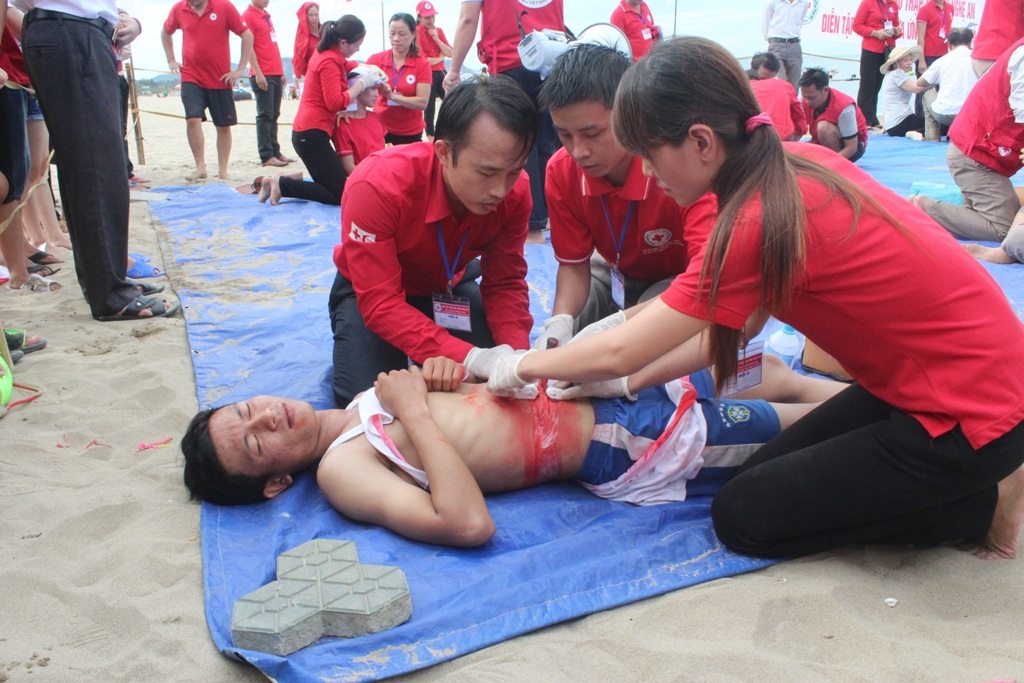 Lực lượng cứu hộ sơ cứu tại chỗ cho nạn nhân, băng bó và cố định vết thương.