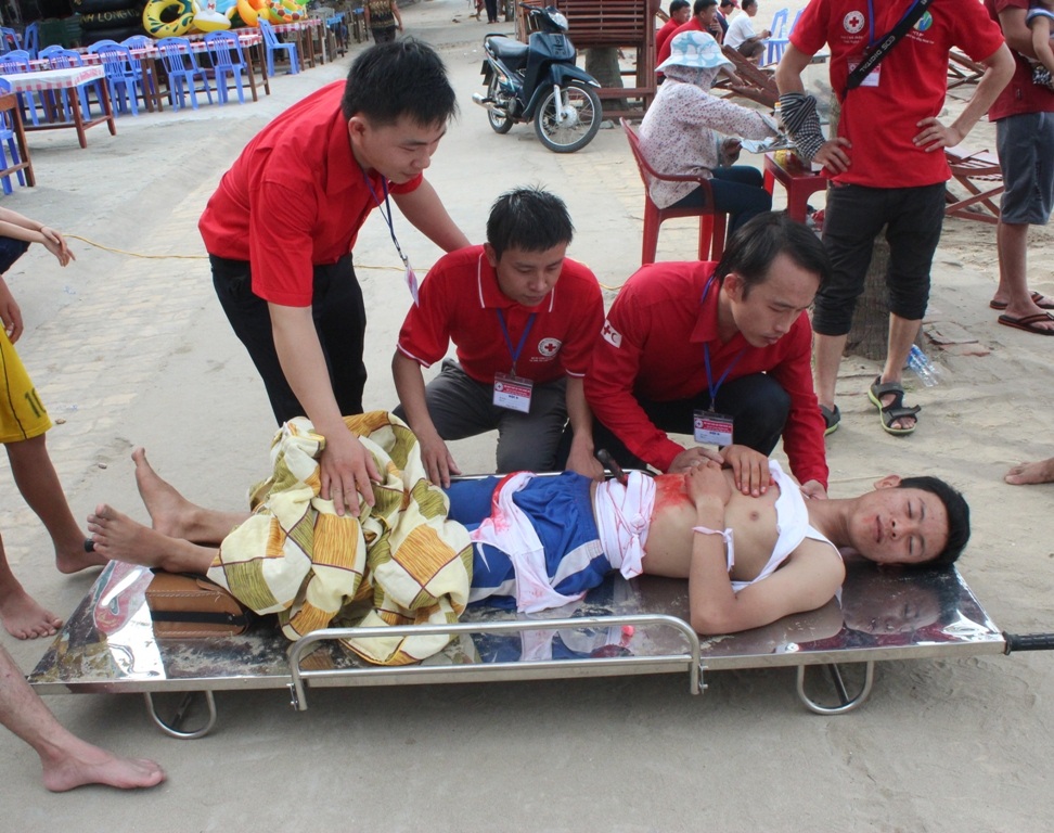 Đồng thời sau đó cũng được đưa lên cáng vận chuyển đến cơ sở y tế gần nhất.