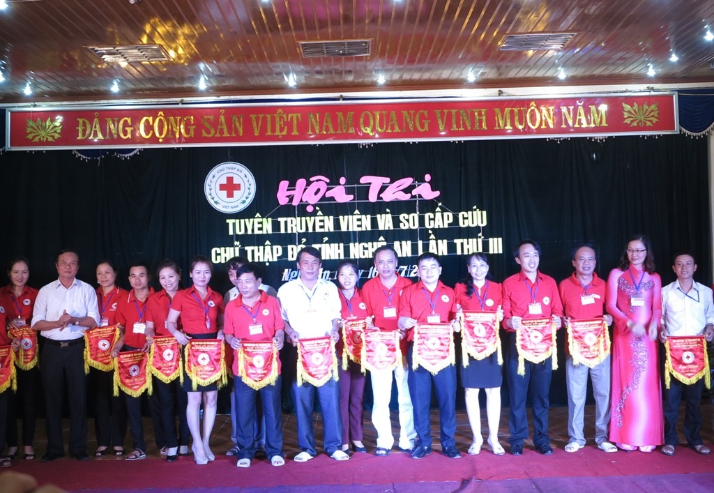 Ban tổ chức trao tặng cờ lưu niệm cho các đội tham gia hội diễn.