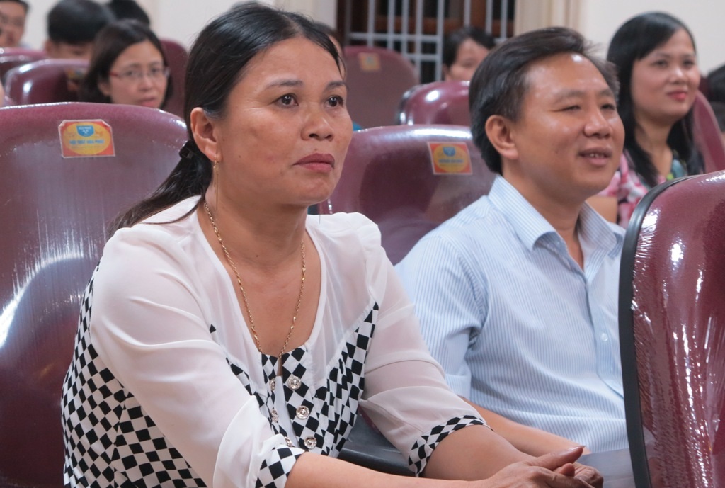 Bà Đinh Thị Lệ Thanh - Phó Chủ tịch UBND tỉnh Nghệ An xúc động phát biểu tại buổi lễ.