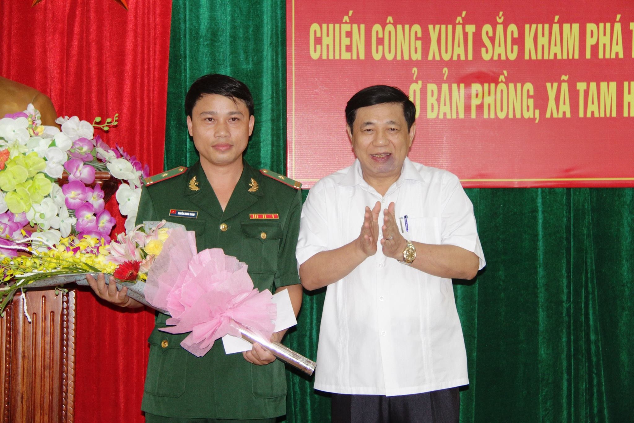 Cơ quan điều tra "dựng toàn cảnh" vụ thảm sát 4 người - 8 Đại tá Nguyễn Hữu Cầu - Giám đốc CA tỉnh Nghệ An trao thưởng cho Ban chuyên án.