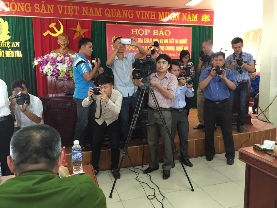 Vụ thảm sát 4 người: Chi tiết vỏ chanh không phải là manh mối duy nhất - 5 Đông đảo phóng viên tác nghiệp tại cuộc họp báo