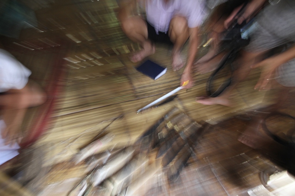 Nghi phạm Vi Văn Mằn tại cơ quan công an huyện Tương Dương.