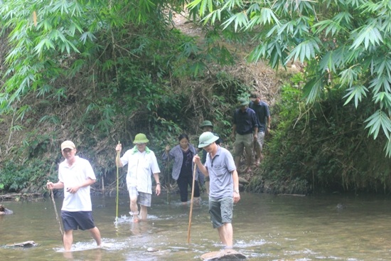 Đoàn công tác Công an tỉnh Nghệ An lội suối vào hiện trường vụ án.