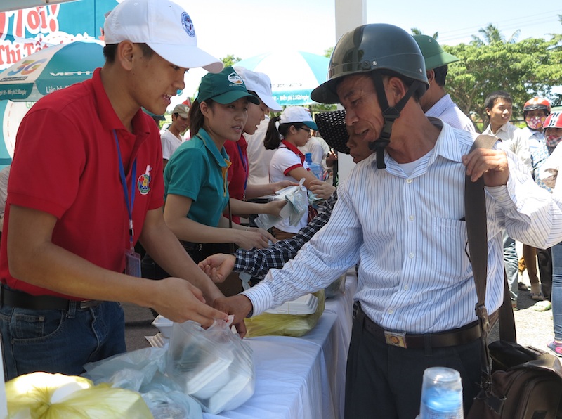 Rơi nước mắt với tình cảm người dân dành tặng thí sinh và phụ huynh - 13 Cả nhóm làm việc cật lực.