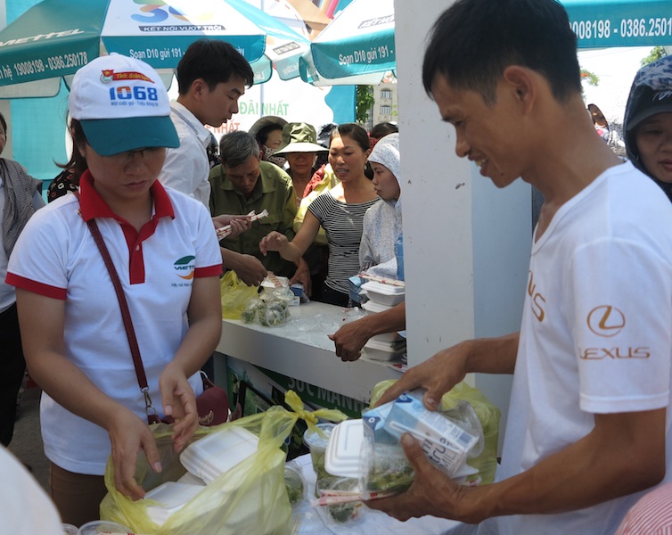 Cơm trưa, nước mát miễn phí “đón” thí sinh sau buổi thi - 12 Cả nhóm làm việc cật lực.