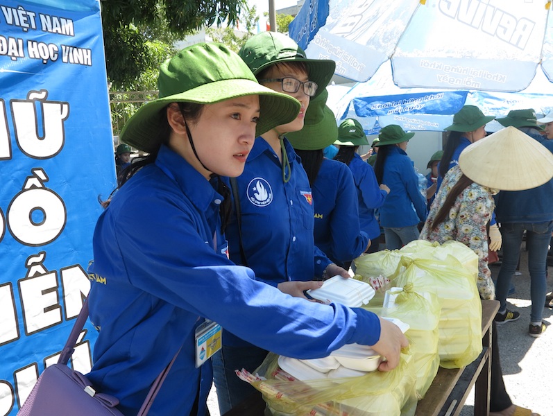 Rơi nước mắt với tình cảm người dân dành tặng thí sinh và phụ huynh - 10 Cả nhóm làm việc cật lực.