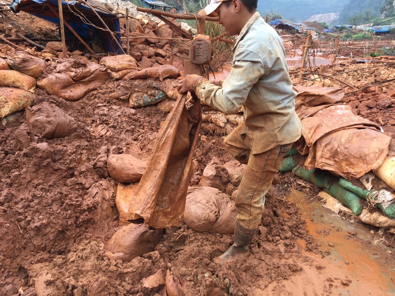 Công đoạn công nhân lọc quặng thô.