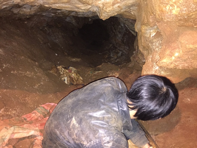 Thót tim cảnh lao động tại các khu mỏ ở miền Tây xứ Nghệ - 1 Đường vào hầm của một khu vực khai thác quặng tại huyện Quỳ Hợp.