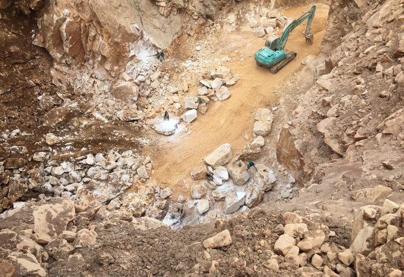 Công nhân khai thác đá trắng rất thô sơ...