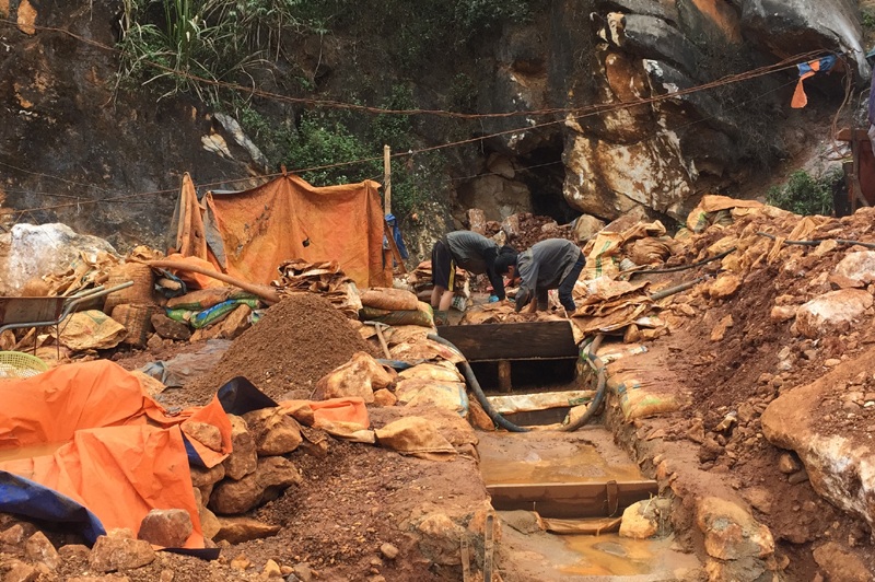 Công đoạn công nhân lọc quặng thô.