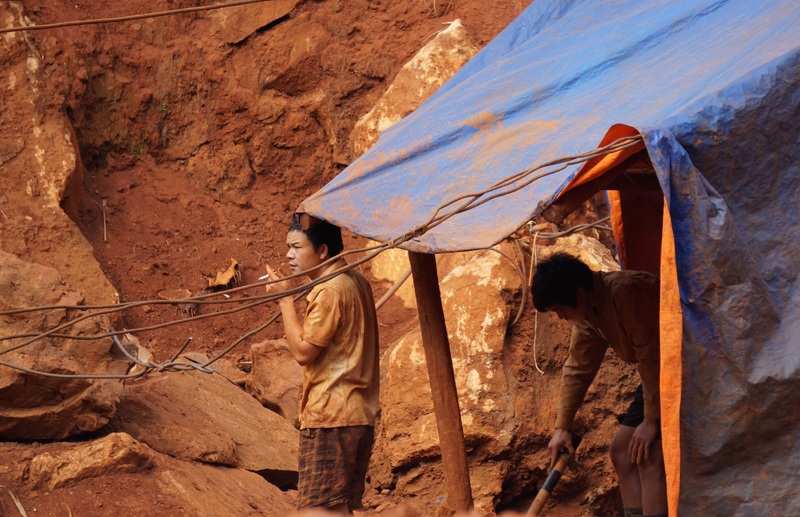 Một phút nghỉ ngơi ngắn ngủi của lao động tại khu vực mỏ khai thác quặng sắt ở Quỳ Hợp.