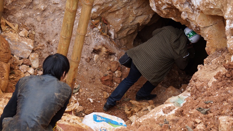 Công nhân và PV Dân trí trước cửa hầm trước lúc chui vào thực nghiệm.