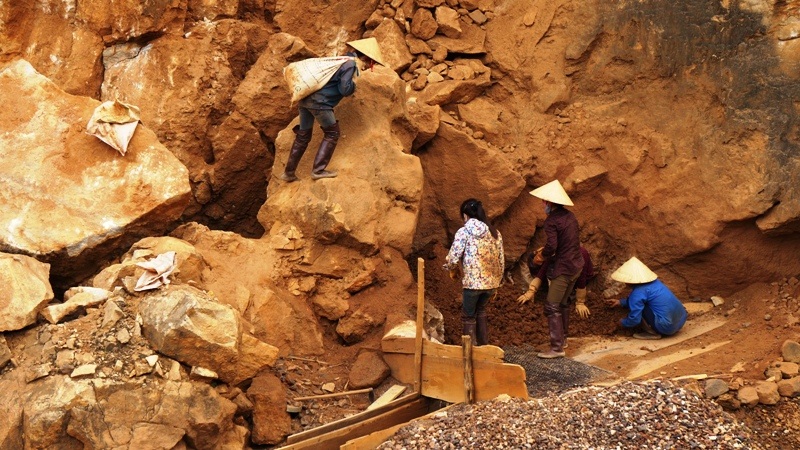 Lao động nữ tại một khu mỏ khai thác quặng thiếc ở Quỳ Hợp.