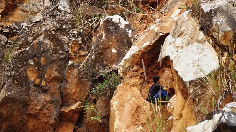 Công nhân này đang nghỉ ngơi sau khi chui từ hầm ra.