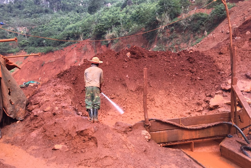 Công nhân và PV Dân trí trước cửa hầm trước lúc chui vào thực nghiệm.