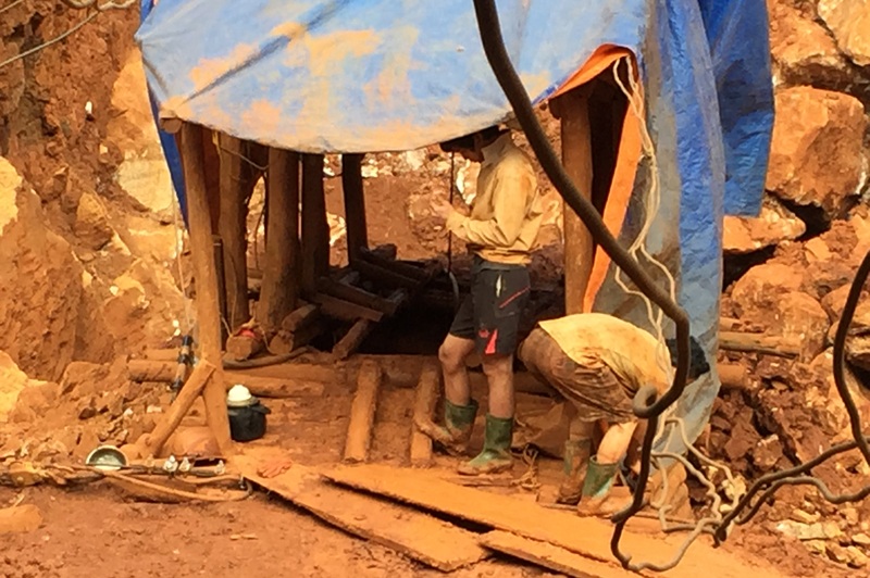 Những lao động khai thác quặng đang thay phiên nhau chui xuống lòng núi để làm việc.