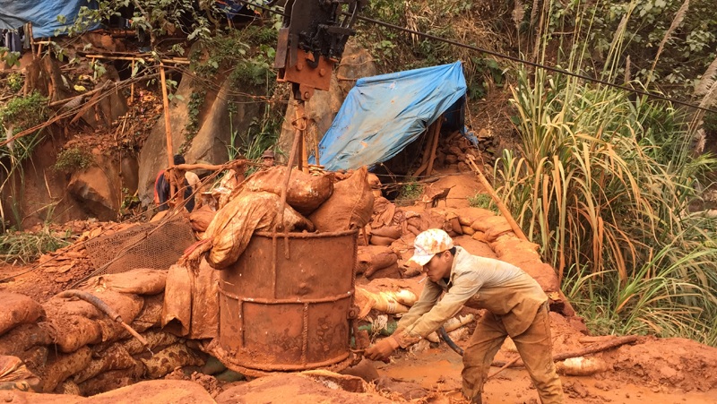 Quặng được đưa từ dưới lòng đất lên thông qua cần ròng rọc...