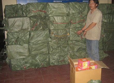 Đối tượng Hà Văn Công cùng vợ bị bắt giữ khi đang vận chuyển trái phép hơn 3 tấn pháo hoa lậu.